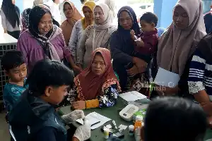 Para celebrar su 50.º aniversario, PT Timah organiza consultas médicas gratuitas y una circuncisión masiva en Koba