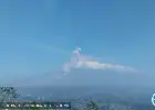 El volcán Semeru entra en erupción cinco veces consecutivas, la columna alcanza los 700 metros
