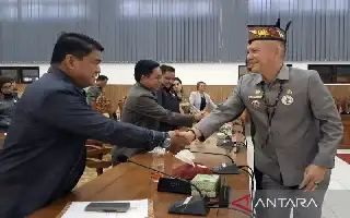 El Parlamento Regional de Gunung Mas exige una supervisión estricta de la orientación escolar y prohíbe tajantemente la novatada