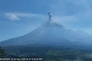 Se intensifica la actividad volcánica: el monte Semeru erupciona cinco veces en un día