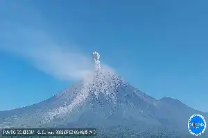 Aumenta la actividad volcánica: el monte Semeru vuelve a lanzar cenizas a 1.300 metros de altura