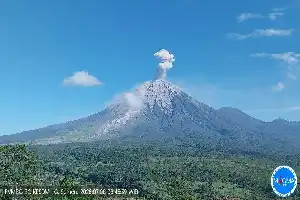 Aumenta la actividad volcánica: el monte Semeru vuelve a entrar en erupción con 14 sismos de erupción