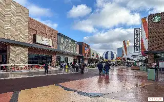 Vida nocturna en Disney Village: destino gastronómico y conciertos de música gratuitos durante todo julio de 2026