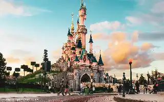 Transformación de parques temáticos: Disney integra la IA de Adobe para acelerar la innovación en atracciones