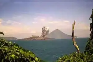 Estado de Alerta en el Volcán Anak Krakatau: Se Prohíbe a la Población y Turistas Acercarse a un Radio de 3 Kilómetros