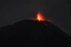 Aktivitas Vulkanik Gunung Ile Lewotolok Meningkat, Warga Diminta Waspada Dentuman