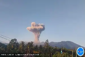 El volcán Dukono entra en erupción alcanzando 2.100 metros de altura; el PVMBG insta a la población a tener precaución por las cenizas y sismos de erupción