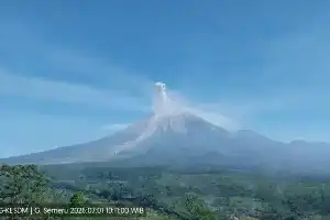 Aumenta la actividad volcánica: El monte Semeru entra en erupción cuatro veces y se pide precaución a los residentes