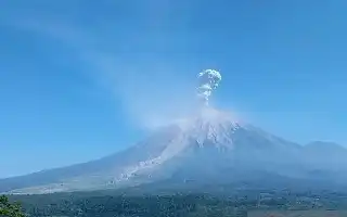 Mount Semeru Remains on Alert Level, Dominated by Eruption Earthquakes and Pyroclastic Flow Threats