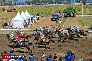 Національний чемпіонат з кінних перегонів Indonesia Derby 2026 у Пангандарані поєднує змагання та пляжний туризм
