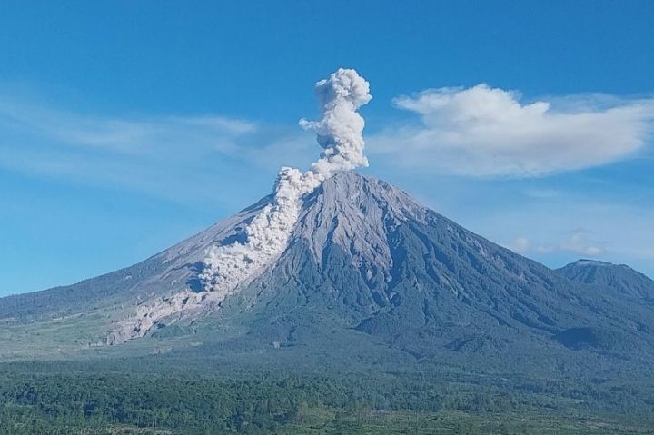 Hormati Upacara Adat Yadnya Karo, Pendakian Gunung Semeru Ditutup Sementara