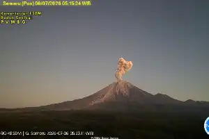 El monte Semeru entra de nuevo en erupción y expulsa una columna de ceniza de un kilómetro de altura