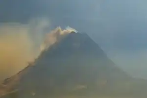 Aumenta la actividad volcánica: el monte Merapi expulsa nubes ardientes a 2 kilómetros de distancia