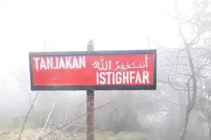 Desafiando la adrenalina en Tanjakan Istighfar del Monte Kawi, una ruta extrema con inclinación casi vertical