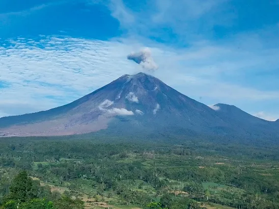 Aktivitas Semeru Meningkat: Pakar Peringatkan Bahaya Lahar dan Risiko Penambangan di Jalur Rawan