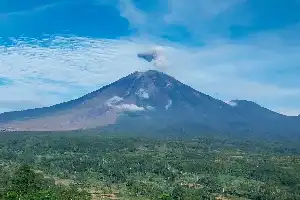 Semeru Activity Escalates: Expert Warns of Lahar Hazards and Mining Risks in Vulnerable Zones