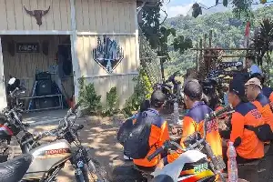 Крутий рельєф ускладнює зведеному загону доступ до осередків лісової пожежі на горі Біру в Моджокерто
