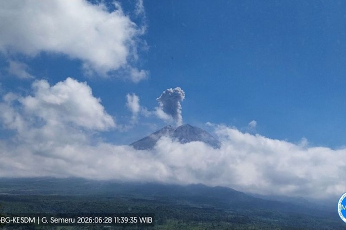 Aktivitas Vulkanik Meningkat, Gunung Semeru Kembali Semburkan Abu Setinggi 1.000 Meter
