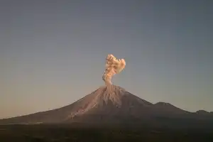 Mount Semeru Erupts Again, Residents and Miners Reminded to Stay Away from Danger Zone
