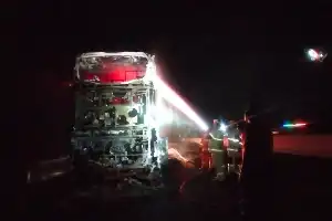 The Moments of Evacuation of 30 Passengers as Gunung Harta Bus Catches Fire on Nganjuk Toll Road