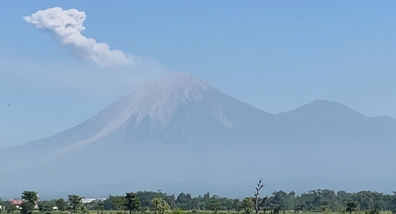 Gunung Semeru Kembali Erupsi, Warga Diimbau Waspadai Ancaman Awan Panas Guguran