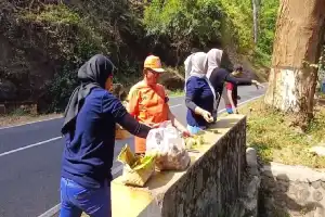 Anticipando conflictos con la fauna silvestre, voluntarios suministran frutas a monos salvajes en Bondowoso