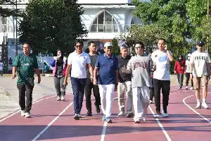 En colaboración con el director de GRC, el regente de Sumedang inspecciona las instalaciones deportivas y el entorno del PPS