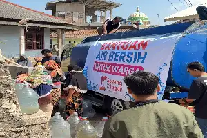 Допомога постраждалим від посухи: громада «Sayang Cilegon» роздала 16 000 літрів чистої води в Пуломераку