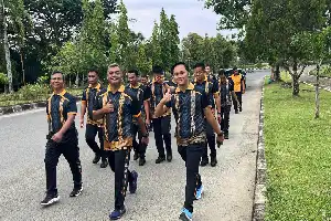 Strengthening Solidarity and Maintaining Physical Fitness, Hundreds of West Kutai Police Personnel Exercise Together