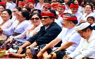 Regent Sanjaya Leads Tabanan Civil Servant Delegation in Bhakti Penganyar Ritual at Pura Mandhara Giri Semeru Agung