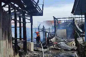 Equipo conjunto logra extinguir voraz incendio en la zona residencial de Gunung Panjang