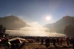 En respeto al ritual Hari Raya Karo, se cierran temporalmente las rutas de senderismo del Monte Semeru