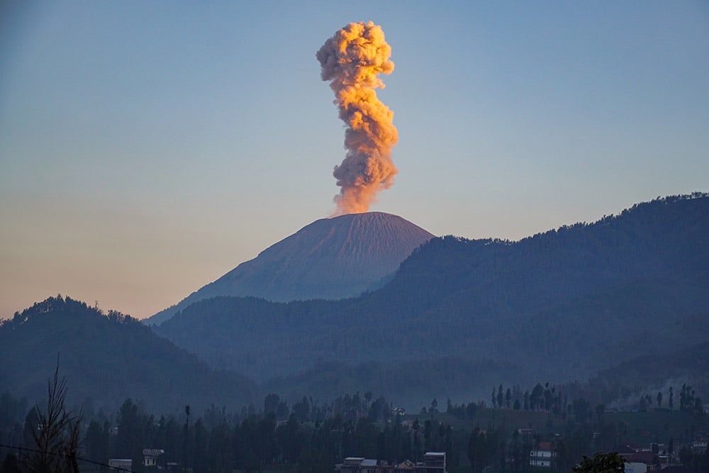 Gunung Semeru Bertahan di Level Siaga, Warga Diminta Waspada Ancaman Lahar Dingin