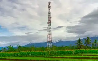 Komdigi comienza a determinar las ubicaciones con obligación de internet en las etapas de la subasta de frecuencias de 700 MHz y 2,6 GHz