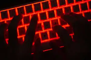 OJK закликає фінансовий сектор посилити управління на тлі кіберзагроз та ШІ