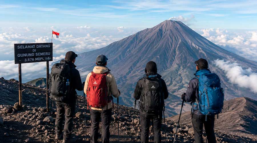 Hormati Ritual Yadnya Karo, Jalur Pendakian Gunung Semeru Ditutup Sementara