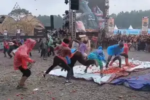 Celebrando la abundancia de la tierra en el Festival del Monte Slamet en Purbalingga
