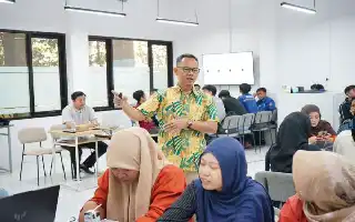 Apuntando a las perspectivas de la industria de la construcción, PII Bojonegoro capacita a estudiantes de Unigoro con estrategias comerciales