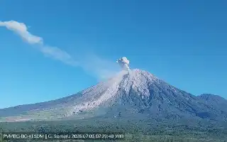 El monte Semeru vuelve a erupcionar lanzando una columna de ceniza de 1,1 kilómetros