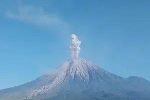 El monte Semeru entra en erupción de nuevo; el PVMBG insta a la población a alejarse del cauce de Besuk Kobokan