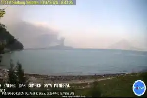 El monte Anak Krakatau entra en erupción de nuevo y lanza una columna de ceniza de 250 metros