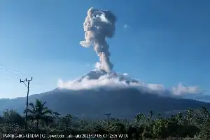 El monte Lewotobi Laki-Laki entra de nuevo en erupción y la columna de ceniza alcanza los 1.400 metros