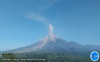 Mount Semeru Erupts Again, Sending 1,200-Meter Ash Column Eastward