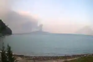 El monte Anak Krakatau entra en erupción de nuevo, se observa una columna de ceniza de 250 metros en el estrecho de Sonda