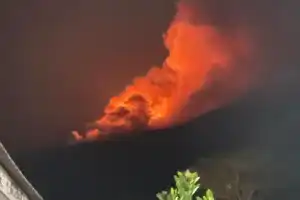 Gunung Karangetang Kembali Erupsi, Semburan Lava Pijar Teramati di Langit Sulawesi Utara
