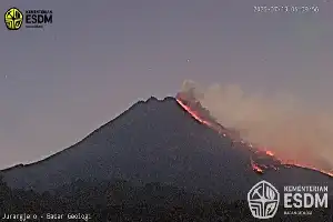 Aumenta la actividad volcánica: el monte Merapi expulsa flujos piroclásticos a una distancia de 2 kilómetros