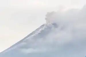 El monte Merapi vuelve a expulsar nubes ardientes a 2 kilómetros al suroeste
