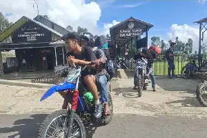 The 'Devil Taxi' Phenomenon on the Slopes of Mount Sumbing: Extreme Transport Solution for Hikers