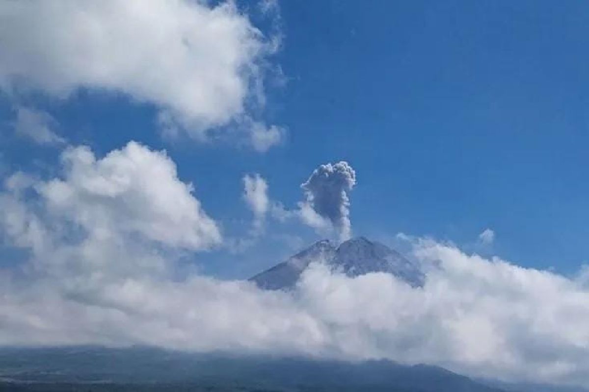 Aktivitas Vulkanik Gunung Semeru Meningkat: Empat Kali Erupsi dalam Sehari
