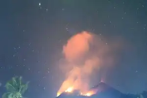 Aumenta la actividad volcánica en el monte Karangetang, el flujo de lava alcanza 1 kilómetro